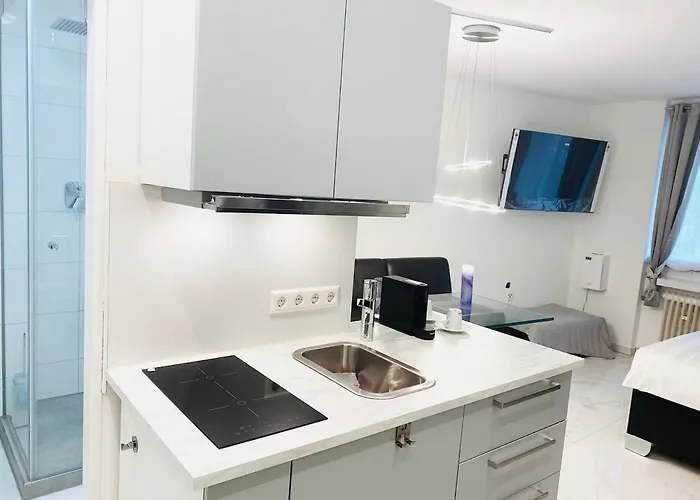 Linda By Railway Station , Airport In Centre Apartman