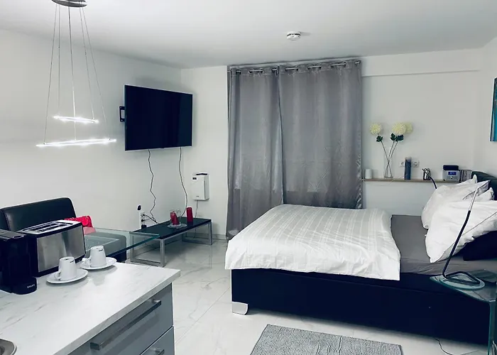 Linda By Railway Station , Airport In Centre Apartman *