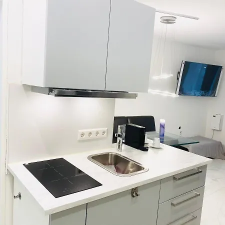 Linda By Railway Station , Airport In Centre Apartament