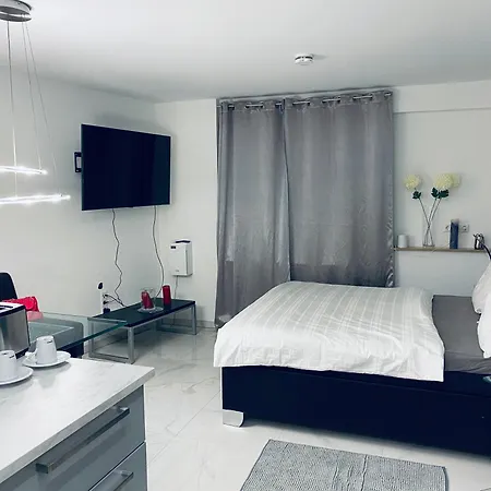 Linda By Railway Station , Airport In Centre Apartament *