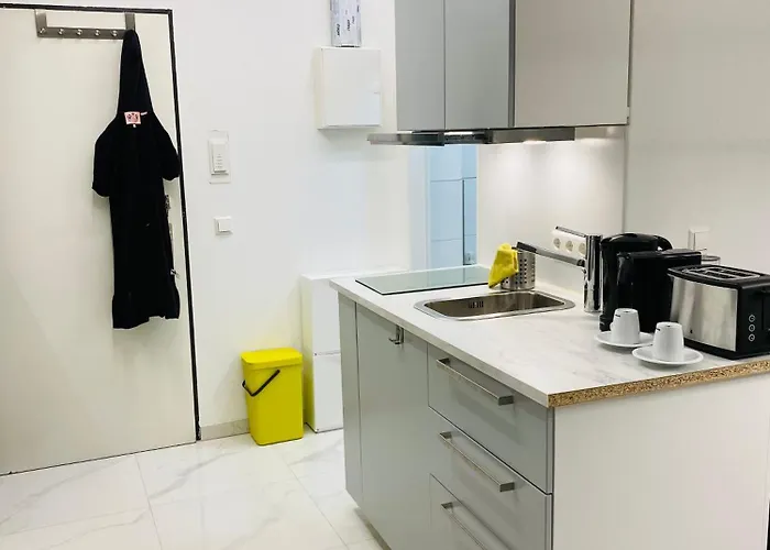 Linda By Railway Station , Airport In Centre شقة *